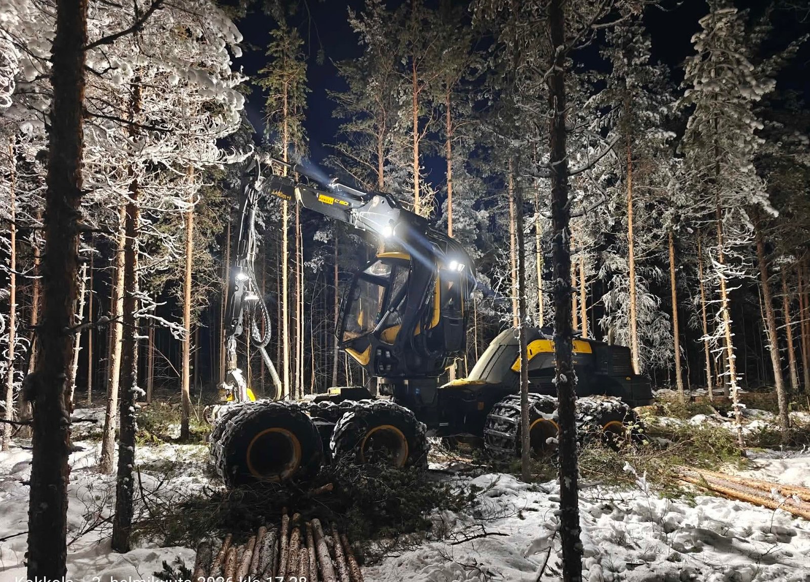 Ponsse metsäkone lumisessa maastossa